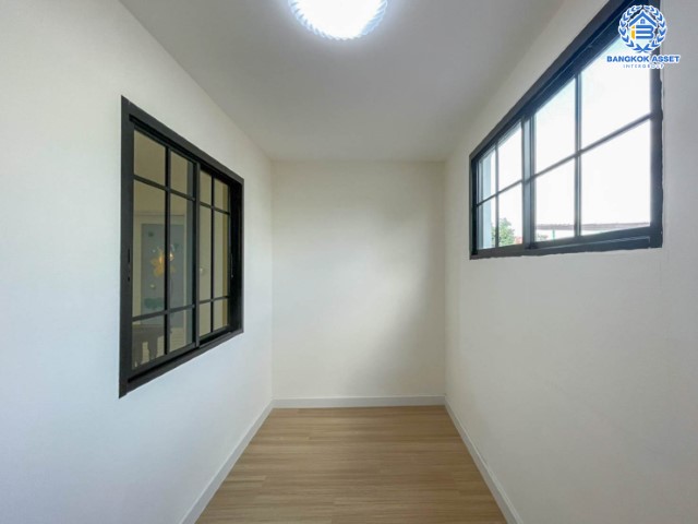 *****ทาวน์เฮ้าส์มือสองย่านนนทบุรี ม.ซอยเรวดี57 ติวานนท์ บนเนื้อที่ 17 ตร.ว. ฟังก์ชัน 3 ห้องนอน 2 ห้องน้ำ 1 ที่จอดรถ บ้านรีโนเวทใหม่ สภาพนางฟ้า พร้อมอยู่ เพียง 5 นาทีก็ถึงรถไฟฟ้าสายสีม่วง "สถานีบางกระสอ" ใกล้ทางด่วน "งามวงศ์วาน" จองด่วน!